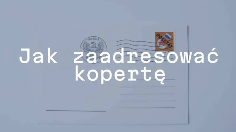 Jak zaadresować kopertę? Na zdjęciu biała koperta z polskim znaczkiem pocztowym i orłem.