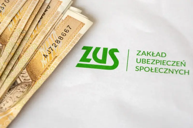 Pieniądze i logo ZUS. Symbolizuje to świadczenie rehabilitacyjne, które można uzyskać dzięki ubezpieczeniu społecznemu.