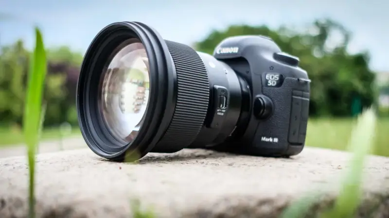 Profesjonalny aparat Canon EOS 5D Mark III z obiektywem, idealny do fotografii produktowej.