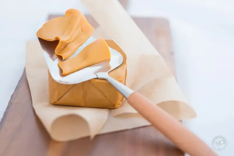 Brunost, czyli tradycyjne potrawy norweskie, kroimy nożem do sera.