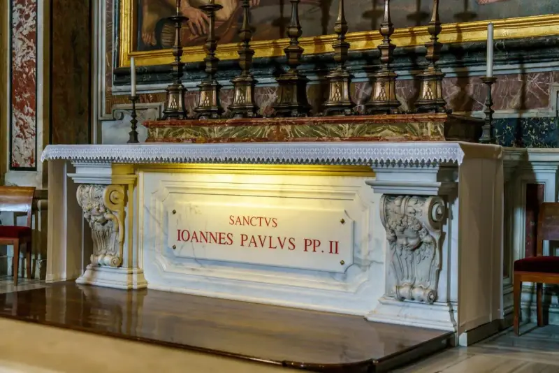 Ołtarz z napisem "Sanctus Ioannes Pavlvs PP. II", upamiętniający grób Jana Pawła II.