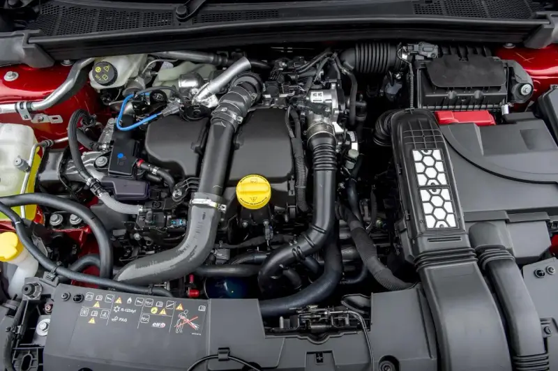Silnik 1.5 dCi z widocznymi przewodami, turbosprężarką i filtrem powietrza.