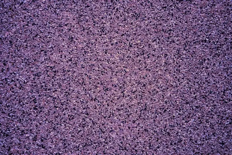 Fioletowy tynk mozaikowy o drobnej ziarnistości. Wydajność 25 kg na ok. 3-4 m², zależnie od grubości warstwy.
