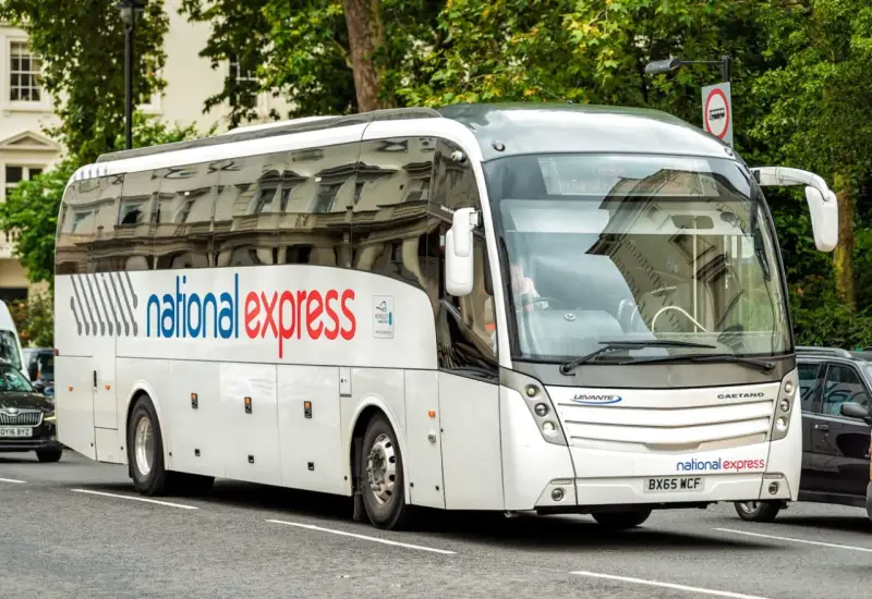 Biały autokar National Express na ulicy w Londynie, gotowy do podróży z Luton do centrum.