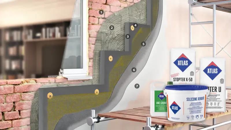 Przekrój ściany z widocznym systemem ocieplenia i produktami Atlas: podkładem, klejem i tynkiem.