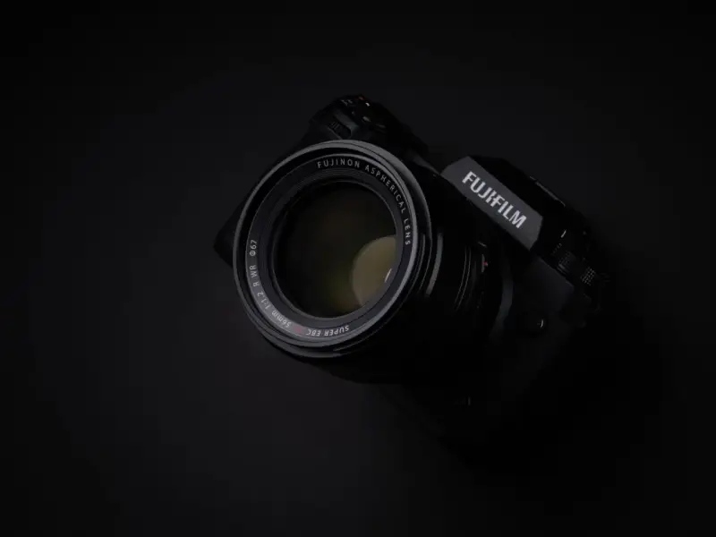 Czarne, profesjonalne body Fujifilm XH2S z obiektywem Fujinon 56mm 1:1.2.