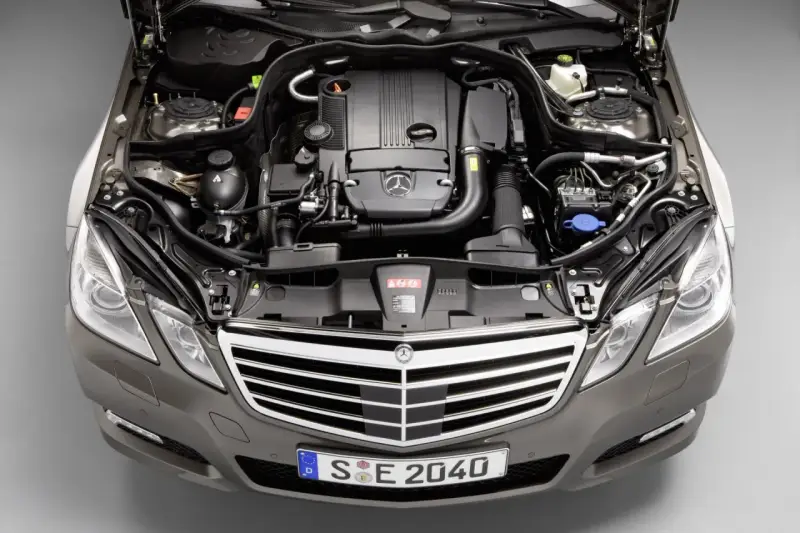 Otwarta maska Mercedesa E-klasy ukazuje serce pojazdu – jeden z najlepszych silników Mercedesa.