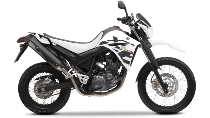 Biały motocykl Yamaha XT660R z czarnymi akcentami, gotowy na przygodę.