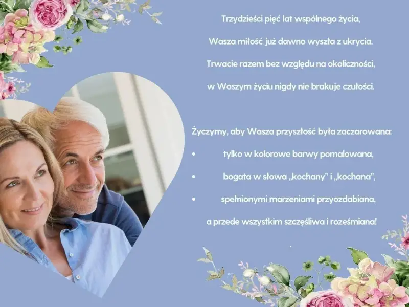 Uśmiechnięta para seniorów na tle kwiatów i tekstu życzeń.