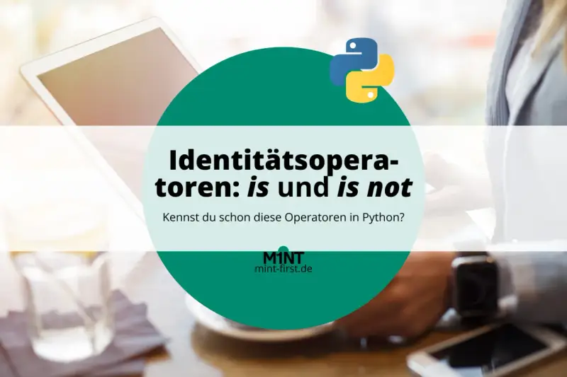 Python-Operatoren `is` und `is not` vergleichen Identitäten. Ein Laptop und ein Getränk im Hintergrund.