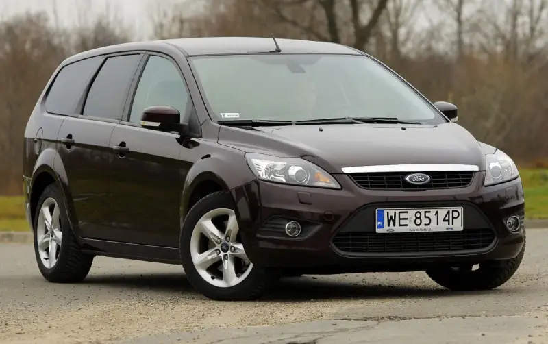 Brązowy Ford Focus MK2 kombi na drodze.