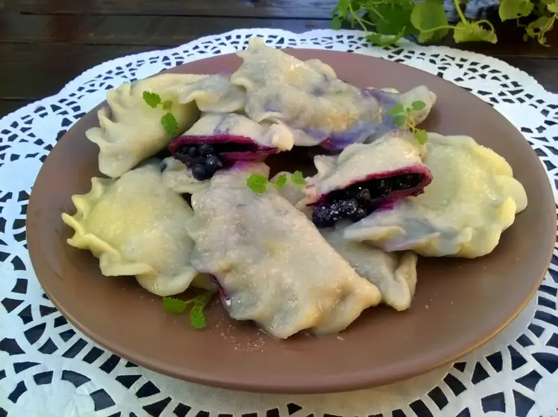 Pyszne pierogi z jagodami, delikatne i pełne owocowego smaku. Idealne na deser lub śniadanie.