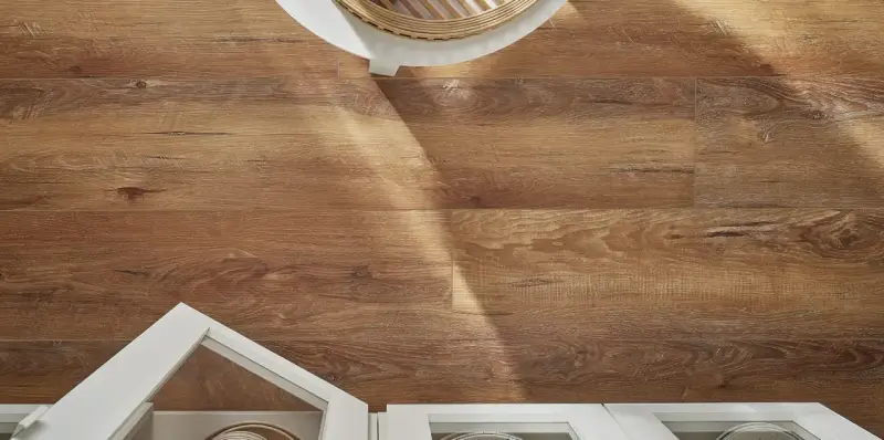 Drewnopodobne panele laminowane czy winylowe na podłodze, z białymi meblami i fragmentem stolika.