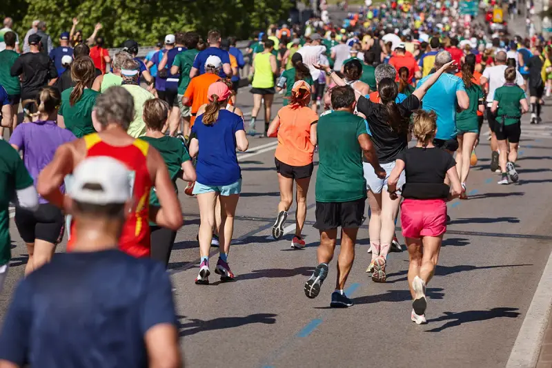 Tysiące biegaczy pokonuje trasę maratonu. Czy to 42,195 km? Wszyscy dają z siebie wszystko, by dotrzeć do mety.