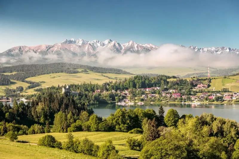 Widok na zamek w Czorsztynie, jezioro i Tatry. Idealne miejsce, by zobaczyć piękno Pienin.