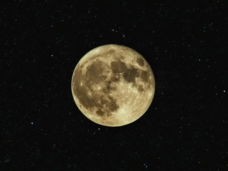 Luna llena, como si se pudiera cargar piedras lunares bajo su luz. El cielo estrellado la rodea.