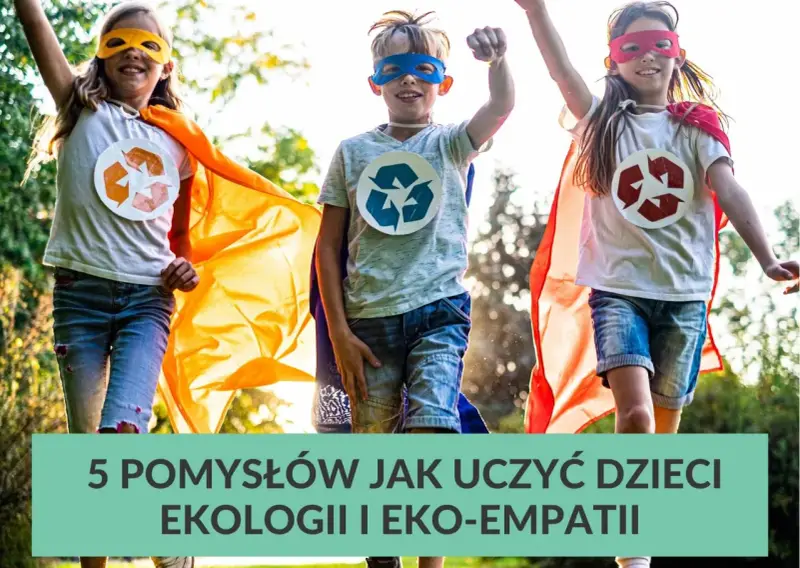 Trójka dzieci w pelerynach i maskach superbohaterów, z symbolami recyklingu na koszulkach, biegnie przez trawnik. Uczą się ekologii!