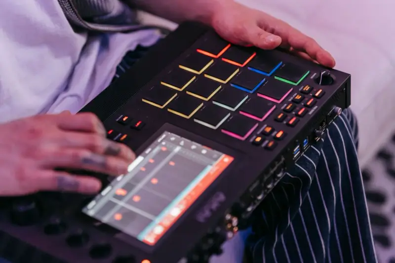 Studio w jednym urządzeniu: odkryj moc samplerów AKAI i twórz muzykę bez granic