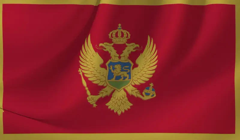 Flaga Czarnogóry z dwugłowym orłem. W tym kraju obowiązuje euro, a język urzędowy to czarnogórski.