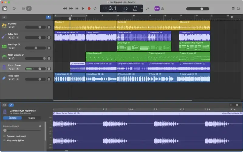 Interfejs programu GarageBand z wieloma ścieżkami audio: wokal, gitara, bas i klawisze. Widoczne fale dźwiękowe i nazwy instrumentów.