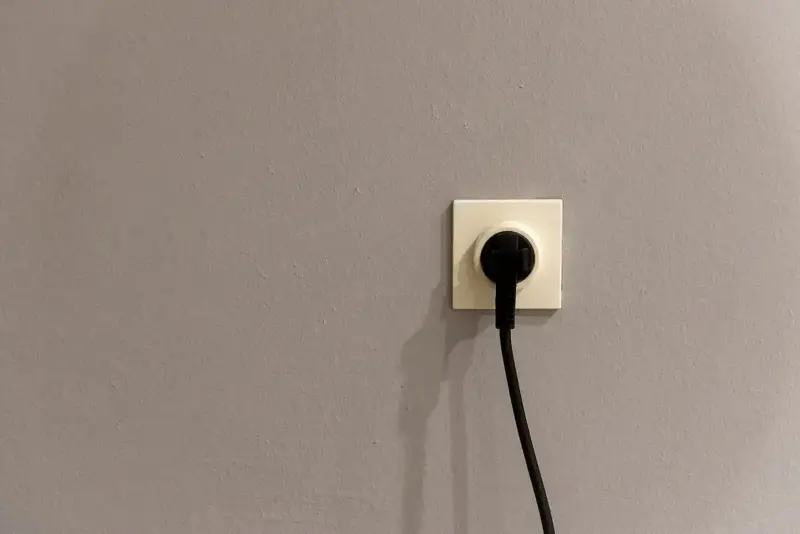 Gniazdko elektryczne z wtyczką, gotowe do podłączenia urządzeń w ramach taryfy g12w.