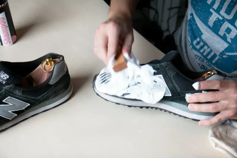 Czyszczenie zamszowych New Balance. Pianka i szczoteczka pomagają w pielęgnacji, by jak prać new balance zamszowe było łatwe.