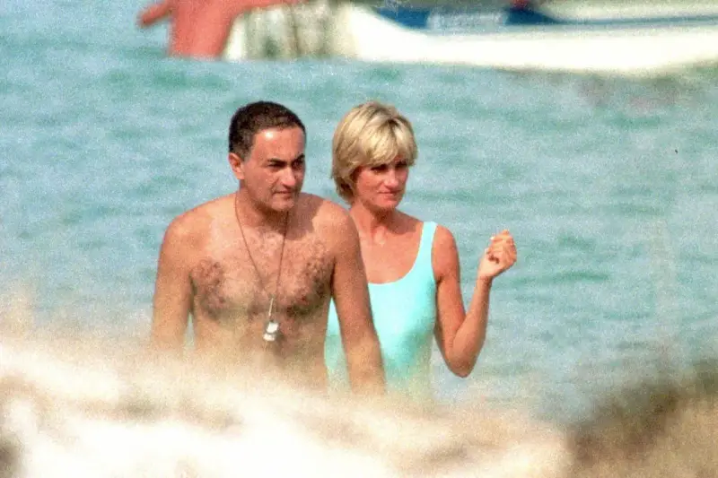 Dodi Al Fayed i księżna Diana w wodzie, w tle łódź.