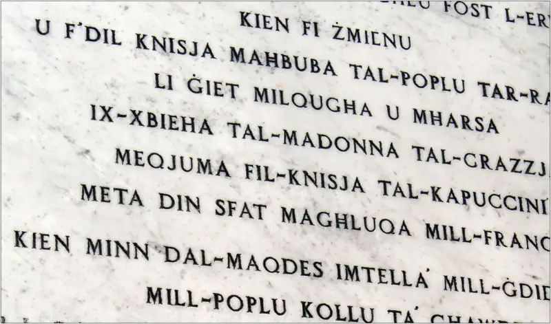 Napis na marmurze w języku maltańskim. Tekst opowiada historię o kościele i jego znaczeniu dla ludzi.