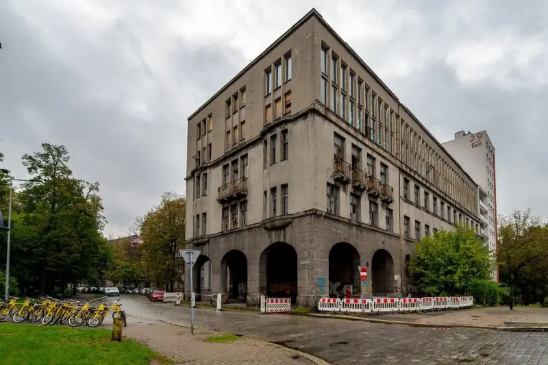 Stary budynek w Bytomiu, może kiedyś znajdą się tu mieszkania za darmo. Obok rząd żółtych rowerów.