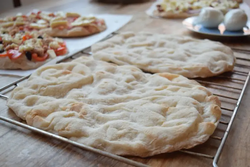 Pyszna, lekko przypieczona pinsa z czymś pysznym na wierzchu, gotowa do podania.