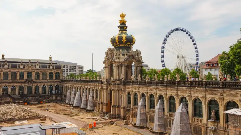 Zamek Zwinger w Dreźnie, z widoczną w tle diabelskim młynem. Czy Drezno jest bezpieczne? Tak, to piękne miasto.