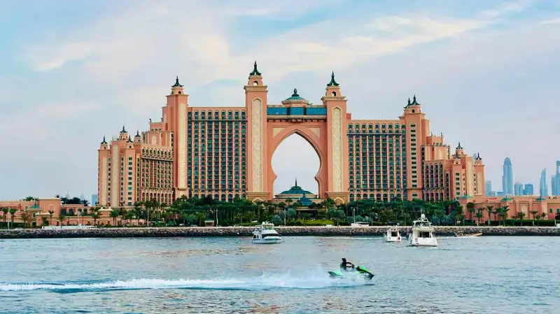 Hotel Atlantis w Dubaju widziany od strony morza, z jet-ski w akcji.