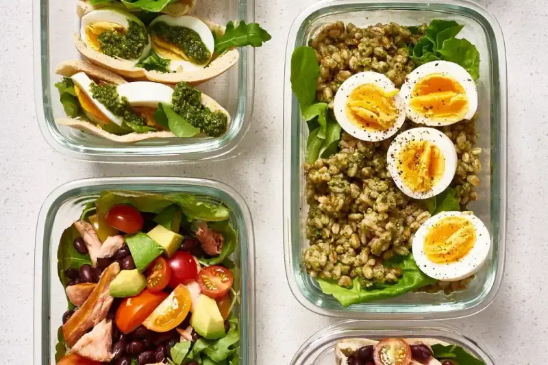 Pyszne posiłki na dietę 1500 kcal: sałatka z łososiem, kasza z jajkiem i mini pity.