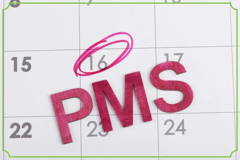 Litery "PMS" na kalendarzu. Dzień 16 zaznaczony kółkiem. Czy to objawy zagnieżdżenia zarodka?