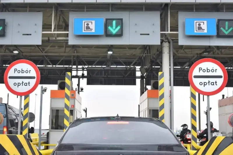 Autopay działa na bramkach poboru opłat. Samochody stoją w kolejce do zapłaty.