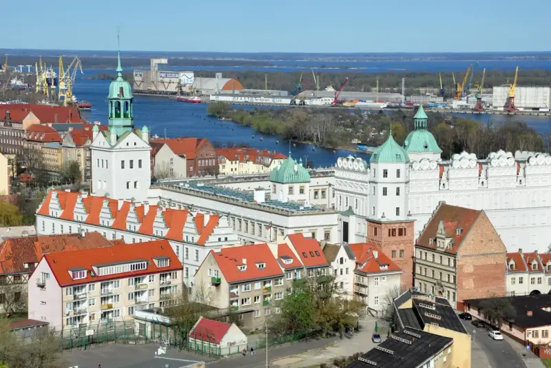 Widok na port i zamek w Szczecinie. Czy Szczecin jest nad morzem? Tak, port morski w Szczecinie jest połączony z Bałtykiem przez Zalew Szczeciński i rzekę Odrę.