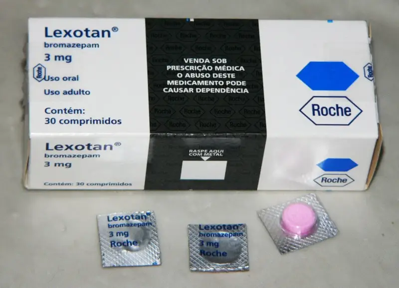 Opakowanie i blistry leku Lexotan (bromazepam 3 mg) od Roche. Lek na receptę, może powodować uzależnienie.
