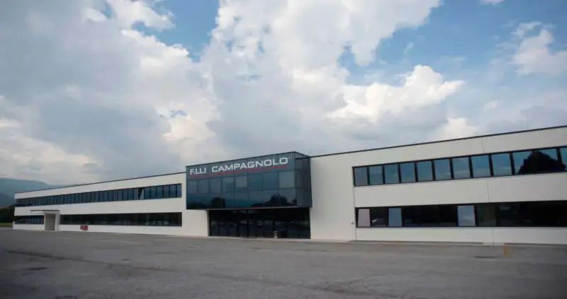 Nowoczesny budynek z logo F.LLI CAMPAGNOLO. To właśnie ta firma produkuje wysokiej jakości komponenty rowerowe.