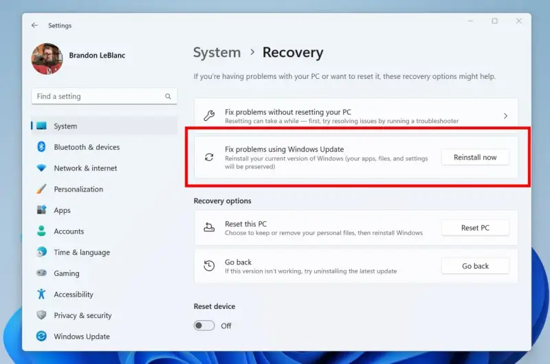 Ekran odzyskiwania systemu Windows 11, opcja "Napraw problemy przy użyciu Windows Update" do reinstalacji systemu.