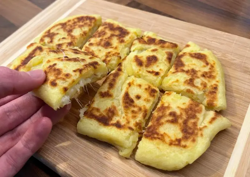Herzhafte Kartoffel-Käse-Patties, perfekt für proteinreiche Rezepte vegetarisch. Außen goldbraun, innen cremig geschmolzen.