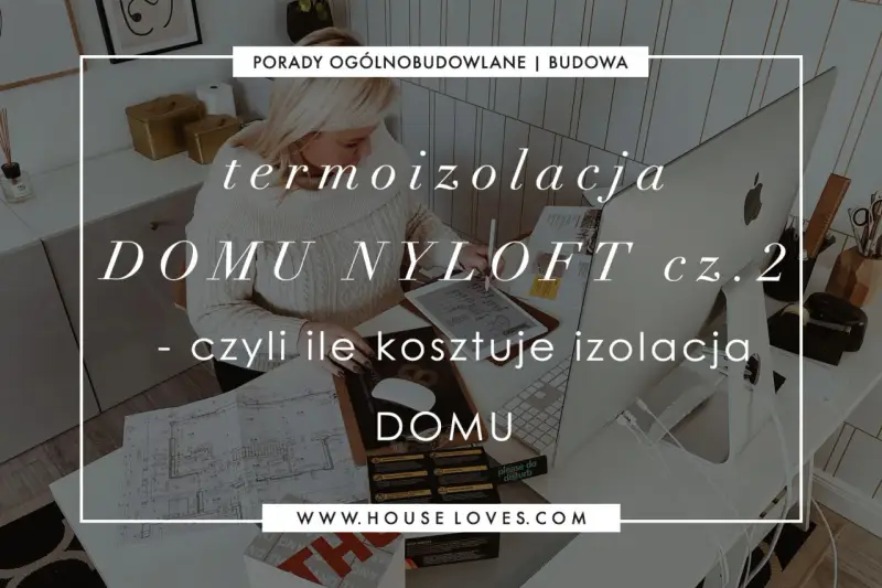 Kobieta analizuje plany domu, szukając informacji o koszt ocieplenia domu. Na ekranie komputera widnieje napis "termoizolacja domu Nyloft cz. 2".
