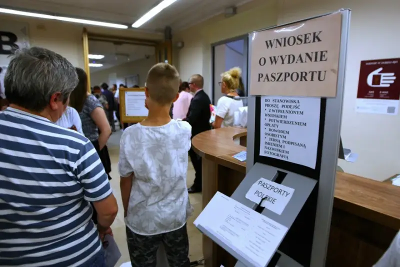 Kolejka do biura paszportowego w Opolu. Ludzie czekają na złożenie wniosku o wydanie paszportu.