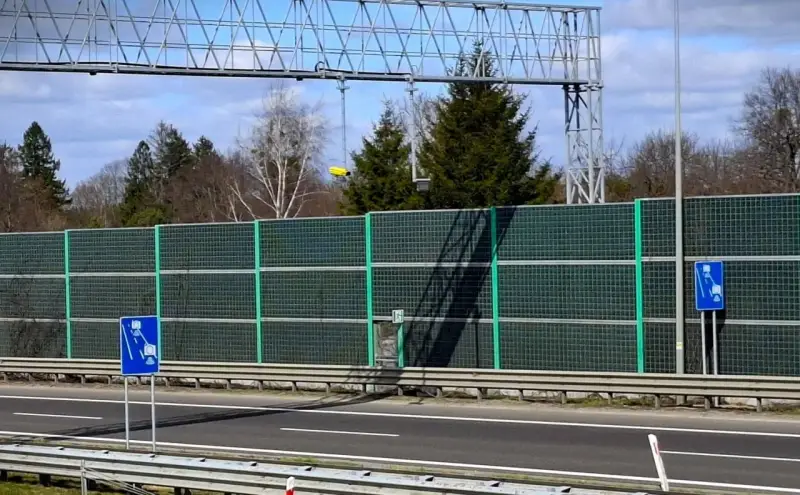 Znak informuje o odcinkowym pomiarze prędkości. Uważaj na drogach, by nie dostać mandatu.