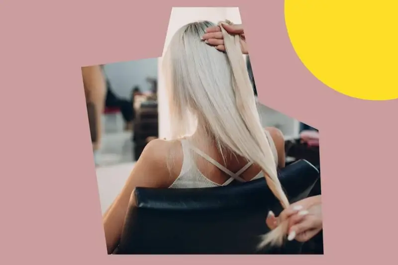 Kobieta z blond włosami, które wyglądają na zniszczone po przedłużaniu, siedzi w fotelu fryzjerskim.