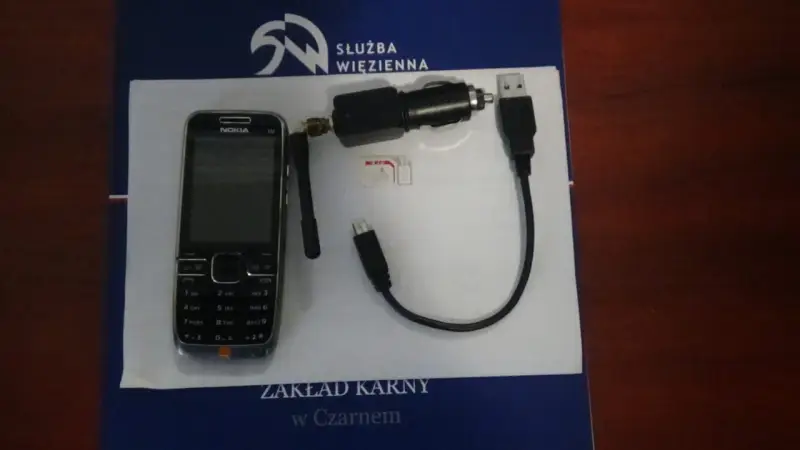 Telefon Nokia, ładowarka samochodowa i karty SIM – sprzęt do rozmów telefonicznych skazanych w zakładzie karnym typu półotwartego.