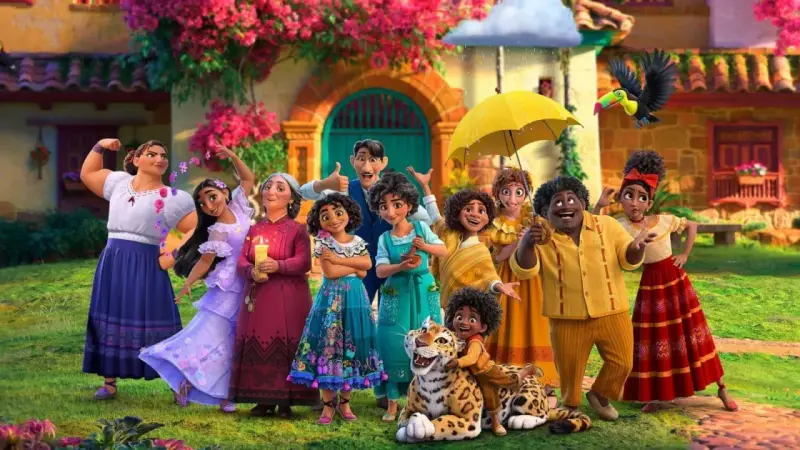 Rodzina z filmu nasze magiczne encanto netflix, z Mirabel w centrum, pozuje przed kolorowym domem.