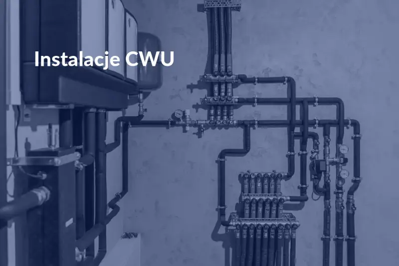 Złożona instalacja CWU z widocznym kotłem i rozdzielaczami.
