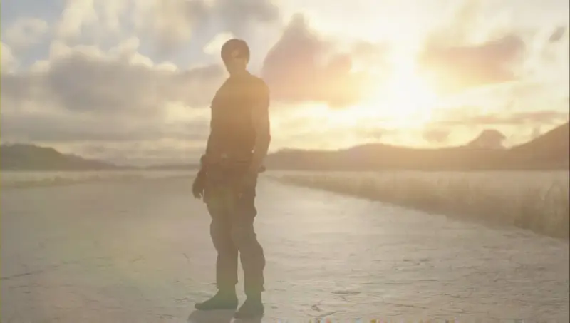 Leon S. Kennedy, protagonista de Resident Evil 2 Remake, se alza en un camino desolado al amanecer, listo para enfrentar lo que venga.