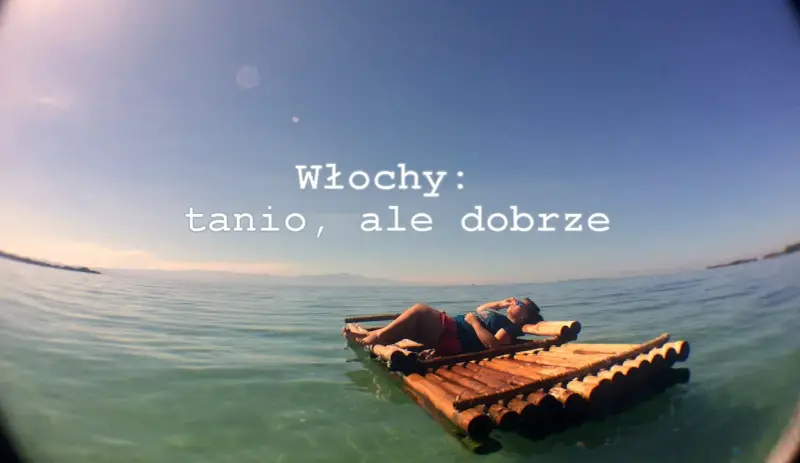 Osoba odpoczywa na tratwie na wodzie. Tekst głosi "Włochy: tanio, ale dobrze". Nawet z ograniczoną walutą we Włoszech można znaleźć tanie i dobre opcje.