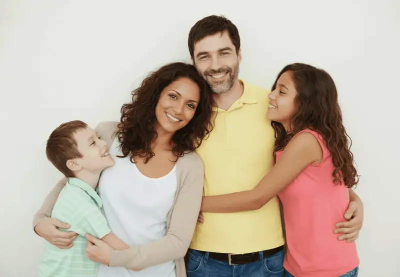 Familia feliz y sonriente. Los padres aprenden en cursos para padres.